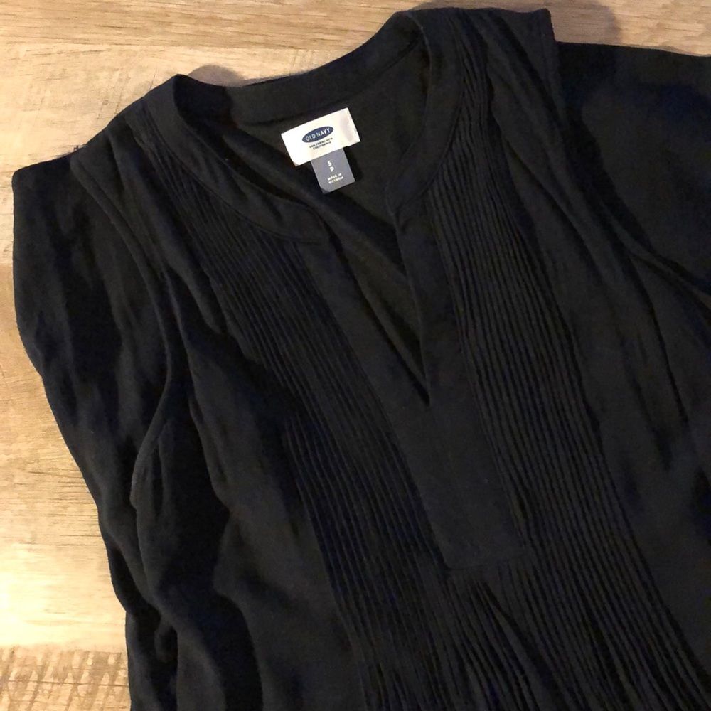 Black sleeveless dress